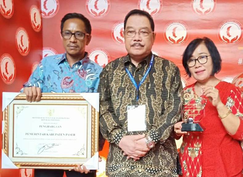 PASER TERIMA PENGHARGAAN KABUPATEN PEDULI HAM